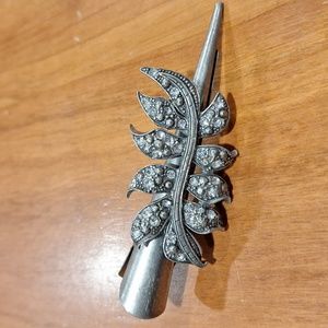 Alligator clip with leaf detail